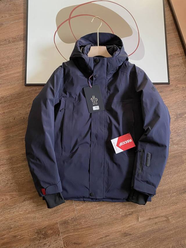 报单款号10292。 御寒首屈一指 米兰首秀 冬季新品男女同款连帽滑雪羽绒服，时装周的大秀款！蒙口滑雪系列功能性时尚羽绒服，主打时尚户外滑雪风格，在基础上利用简