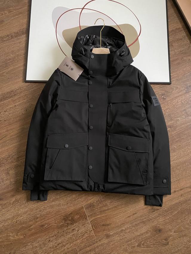 报单款号10291， 高端轻奢系列！欧洲限量发售！ Burberry 巴宝莉 纳米防水面料 高级轻奢男士羽绒服 非常非常经典的款式，大牌就是大气。 延续了品牌经