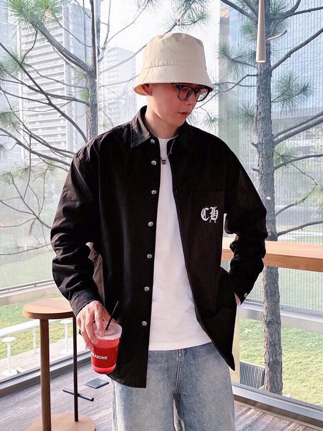 Chrome Hearts 克罗心 皮十字 拼皮刺绣 衬衫外套 Os版型 男女都可驾驭!面料使用斜纹纱卡全棉面料!纹路清晰流畅,不易起皱,不褪色! 绣花工艺复杂  Chrome Hearts 克罗心 皮十字 拼皮刺绣 衬衫外套 Os版型 男女都可驾驭!面料使用斜纹纱卡全棉面料!纹路清晰流畅,不易起皱,不褪色! 绣花工艺复杂