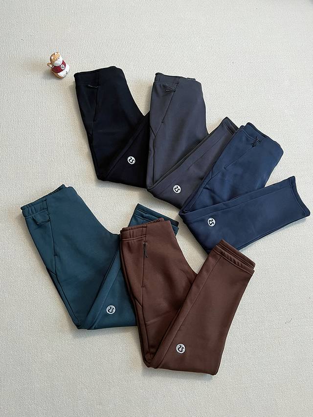 报单款号10295。 露露纳米绒情侣款高腰中长运动休闲裤,宽松款,采用柔软的纳米绒面料,上身非常舒服,搭配休闲版型设计,为你定义舒适感。立体剪裁+防风保温纳米绒  报单款号10295。 露露纳米绒情侣款高腰中长运动休闲裤,宽松款,采用柔软的纳米绒面料,上身非常舒服,搭配休闲版型设计,为你定义舒适感。立体剪裁+防风保温纳米绒