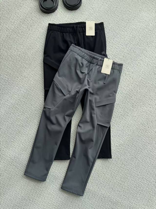 加绒加厚 Kl小树家软壳裤防泼水防风耐磨透湿男士保暖V-Fit热压长裤 颜色:黑色 灰色 尺码:M-2Xl 这款软壳裤采用37.5火山岩科技面料,具备卓越的抗菌  加绒加厚 Kl小树家软壳裤防泼水防风耐磨透湿男士保暖V-Fit热压长裤 颜色:黑色 灰色 尺码:M-2Xl 这款软壳裤采用37.5火山岩科技面料,具备卓越的抗菌