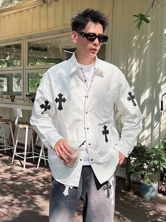 衣服 裤子 Chrome Hearts 克罗心 皮十字 拼皮刺绣 衬衫外套 Os版型 男女都可驾驭!面料使用斜纹纱卡全棉面料!纹路清晰流畅,不易起皱,不褪色!  衣服 裤子 Chrome Hearts 克罗心 皮十字 拼皮刺绣 衬衫外套 Os版型 男女都可驾驭!面料使用斜纹纱卡全棉面料!纹路清晰流畅,不易起皱,不褪色!