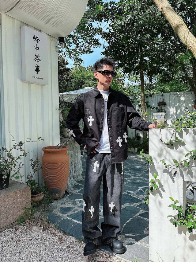 衣服 裤子 Chrome Hearts 克罗心 皮十字 拼皮刺绣 衬衫外套 Os版型 男女都可驾驭!面料使用斜纹纱卡全棉面料!纹路清晰流畅,不易起皱,不褪色!  衣服 裤子 Chrome Hearts 克罗心 皮十字 拼皮刺绣 衬衫外套 Os版型 男女都可驾驭!面料使用斜纹纱卡全棉面料!纹路清晰流畅,不易起皱,不褪色!