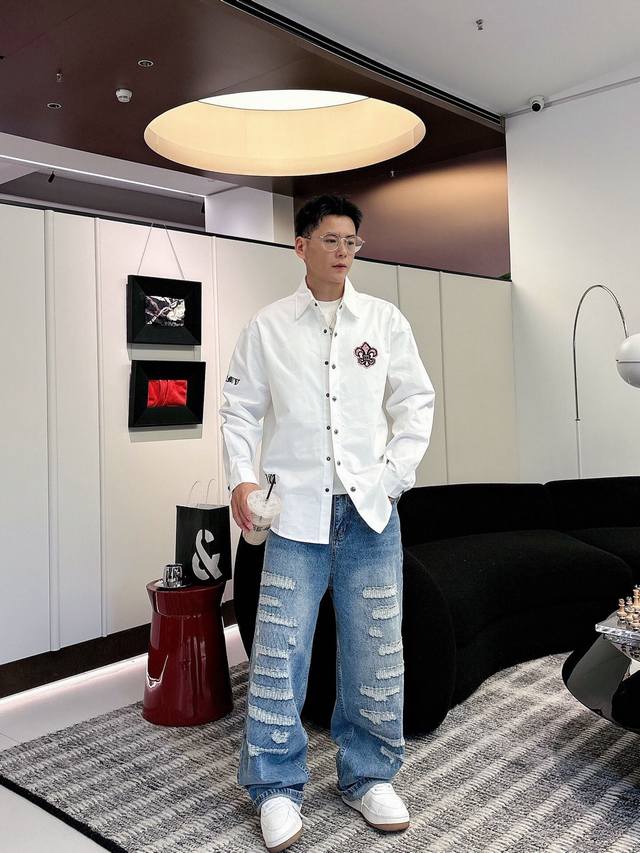 衬衫 ,裤子 。Chrome Hearts 克罗心 拼皮刺绣 衬衫外套 Os版型 男女都可驾驭!面料使用斜纹纱卡全棉面料!纹路清晰流畅,不易起皱,不褪色! 绣花  衬衫 ,裤子 。Chrome Hearts 克罗心 拼皮刺绣 衬衫外套 Os版型 男女都可驾驭!面料使用斜纹纱卡全棉面料!纹路清晰流畅,不易起皱,不褪色! 绣花