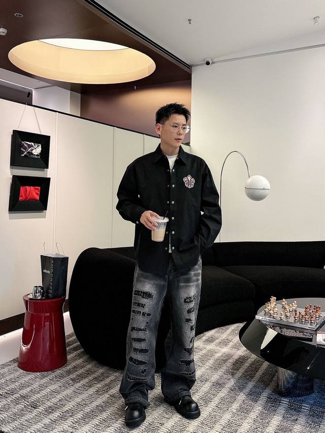 衬衫 ,裤子 。Chrome Hearts 克罗心 拼皮刺绣 衬衫外套 Os版型 男女都可驾驭!面料使用斜纹纱卡全棉面料!纹路清晰流畅,不易起皱,不褪色! 绣花  衬衫 ,裤子 。Chrome Hearts 克罗心 拼皮刺绣 衬衫外套 Os版型 男女都可驾驭!面料使用斜纹纱卡全棉面料!纹路清晰流畅,不易起皱,不褪色! 绣花