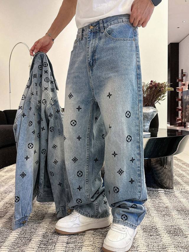 裤子 Lv 新款 立体刺绣 满印字母Logo牛仔长裤。全衣采用定织重磅牛仔面料，独立五金开模成衣重工水洗，耐水性强耐磨性佳。整体洗水后光泽度好，手感柔软厚实，版