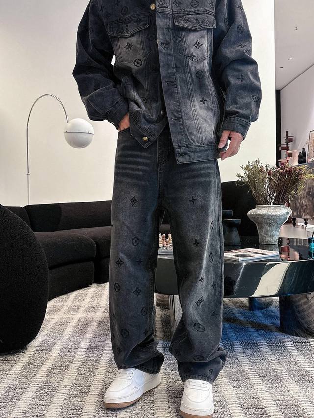 裤子 Lv 新款 立体刺绣 满印字母Logo牛仔长裤。全衣采用定织重磅牛仔面料，独立五金开模成衣重工水洗，耐水性强耐磨性佳。整体洗水后光泽度好，手感柔软厚实，版