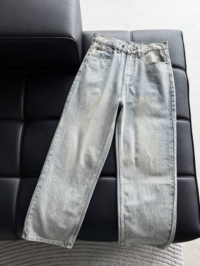 罗牛仔做旧水洗短裤，高级感满满。 超级无敌大爆款驾到 这个天气最好的单品酷酷Oversize风 大方中性，充满个性，毫不浮夸，满分百搭款！采用重磅粗支纱100%