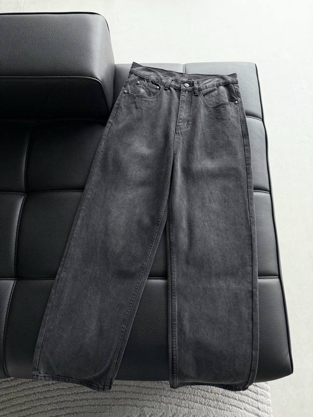 罗牛仔做旧水洗短裤，高级感满满。 超级无敌大爆款驾到 这个天气最好的单品酷酷Oversize风 大方中性，充满个性，毫不浮夸，满分百搭款！采用重磅粗支纱100%