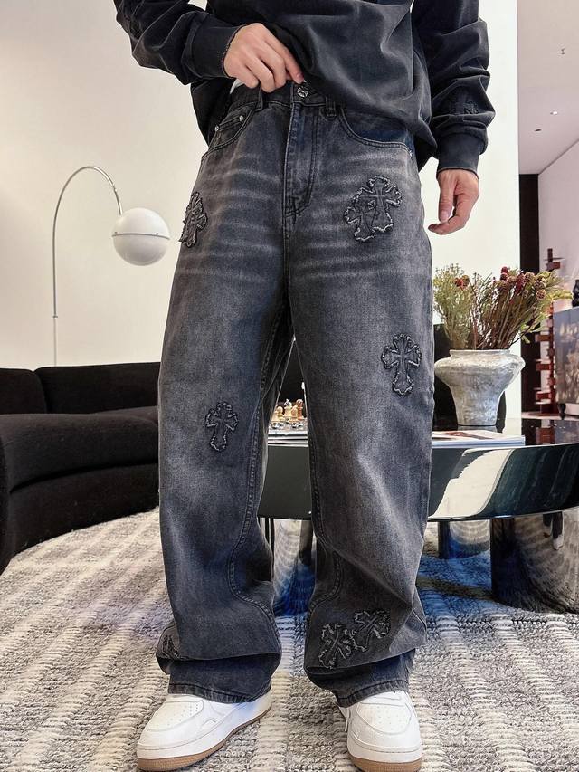 裤子 。克罗心新款 立体贴布秀Logo外套。全衣采用定织重磅牛仔面料，独立五金开模成衣重工水洗，耐水性强耐磨性佳印刷暗花字母立体整体效果好。整体洗水后光泽度好，