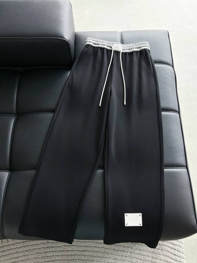 Mm6*马吉拉Fw秋冬新款情侣拼接毛圈卫裤上身版型真的绝了水洗棉面料超柔软上身巨舒服包容性好后口袋整体细节立体刺绣Logo到位～休闲街头感十足！强烈推荐。 颜色