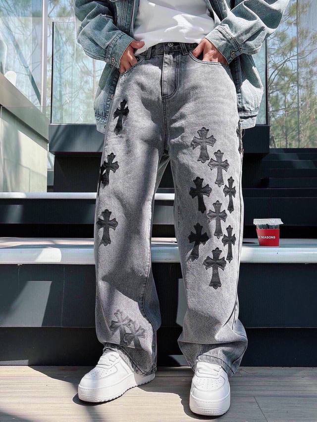 克罗心限定黑白拼皮洗水牛仔裤 迈阿密限定牛仔裤，整件的十字皮是由手工去车的_区别版本，重磅的一款黑 蓝牛面料 厚度适中且有质感，中古金属银标装饰，牛仔埋线专机制