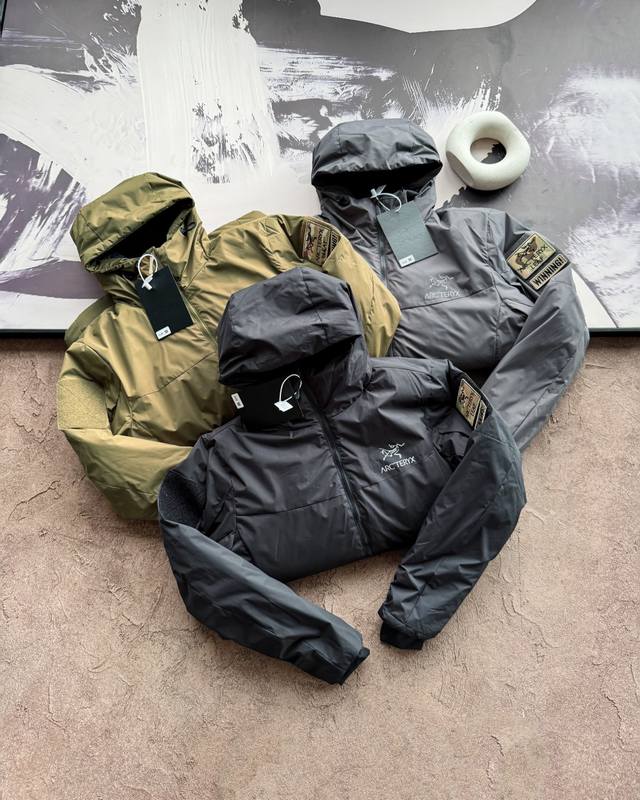 上新 赠送正版魔术贴 上新Arcteryx始祖鸟 始祖鸟军鸟系列 Leaf Cold Gen 2 防风加厚保暖连帽夹克棉服 在售价：7590 外层用了始祖鸟黑科