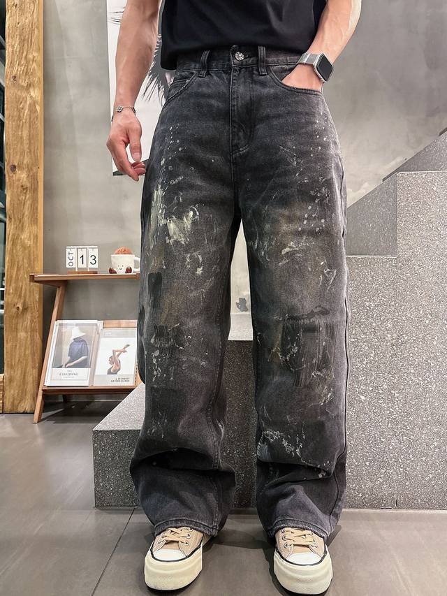 裤子 。新款克罗 油漆手绘牛仔长裤，定制开模全套Logo五金辅料 全身纯手工油漆甩点手绘涂抹设计 ，怀旧洗水工序 复古时尚 出街个性 男女同款。 颜色:黑色 蓝