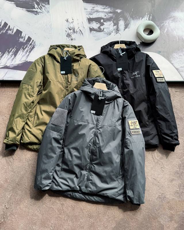 上新 赠送正版魔术贴 上新Arcteryx始祖鸟 始祖鸟军鸟系列 Leaf Cold Gen 2 防风加厚保暖连帽夹克棉服 在售价：7590 外层用了始祖鸟黑科
