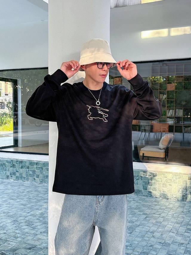 衣服 。 高定款 Burberry巴宝莉Bbr 胸前Logo烫钻 面料采用 新疆长绒棉，上身舒适亲肤 纯棉质感。男女同款。 颜色 : 黑色 白色 码数 : M~