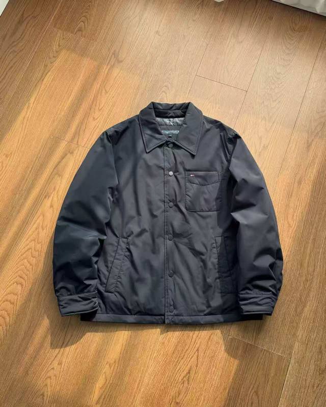上新！ ， 撼冬90鹅绒 Tommy25秋冬男士防水耐磨衬衫领无绗缝羽绒服外套。简约大气的上身效果，轻熟优雅，简洁而不单调的一件羽绒服。休闲翻领款式 日常上身好