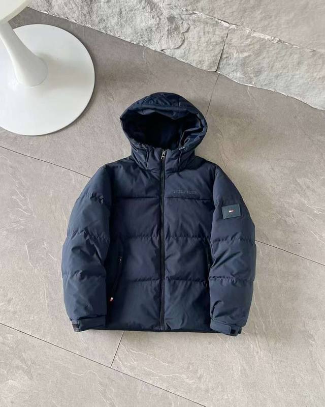 上新！ ，Tommy汤米男士连帽防风防水羽绒服。简约大气的上身效果，轻熟优雅，简洁而不单调的一件羽绒服。休闲连帽款式 日常上身好驾驭，足够您胜任各种场合，非常耐