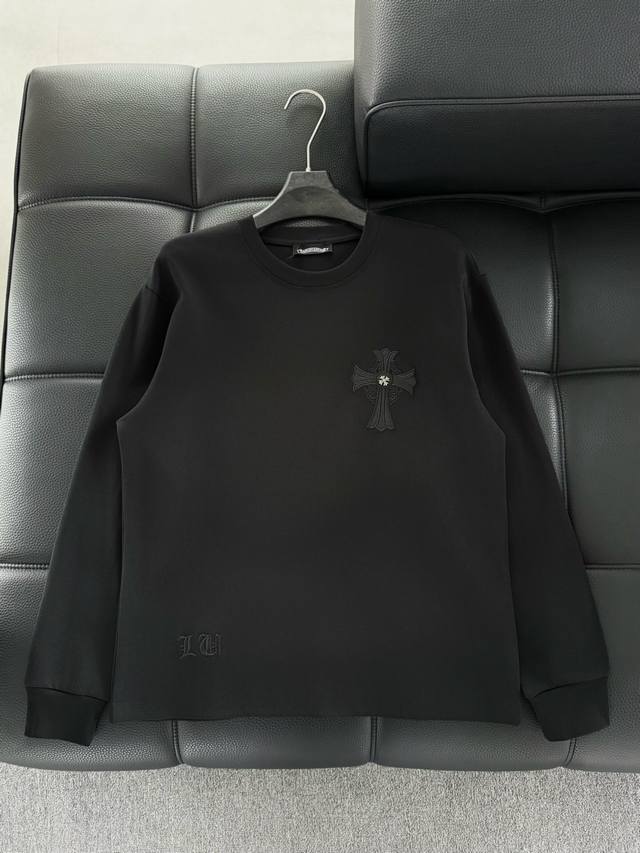 衣服 ，Chromehearts 克罗心圆领长袖 追求品质绝对保证质量！使用双面棉面料，纹路清晰可见，质感柔软细腻光滑，定制立体刺绣 拼皮工艺，垂感十足！做工精