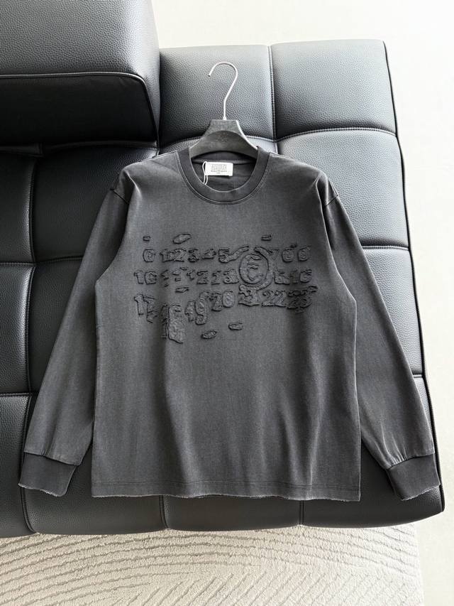 衣服 ,马吉拉 新品!* 1V* 大克重纯棉洗水 炒色长袖,前幅立体3D贴布绣,爆款现货 简约基础衣橱神器, 休闲百搭必备款 做工走线质感一流。 颜色:白色、黑  衣服 ,马吉拉 新品!* 1V* 大克重纯棉洗水 炒色长袖,前幅立体3D贴布绣,爆款现货 简约基础衣橱神器, 休闲百搭必备款 做工走线质感一流。 颜色:白色、黑