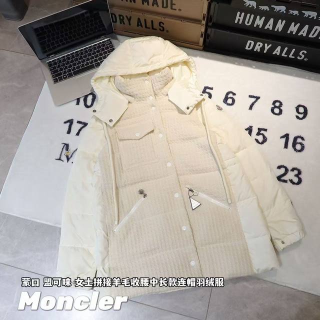 發 -Moncler 蒙口 盟可睐 女士拼接羊毛收腰中长款连帽羽绒服 -面料：原版一比一定织定染尼龙面料。拼接针织部位100%全羊毛成分。 -辅料：原版拆解开发
