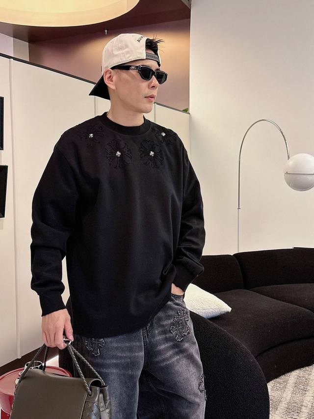 衣服 Ch克罗心 十字架马蹄克罗心梵文烧花 水洗磨破款长袖 质感纹路潮牌十足 原身布激光烧花贴布绣 字母精致刺绣 绝佳的爆款。 颜色:黑色 白色 码数:M-3X