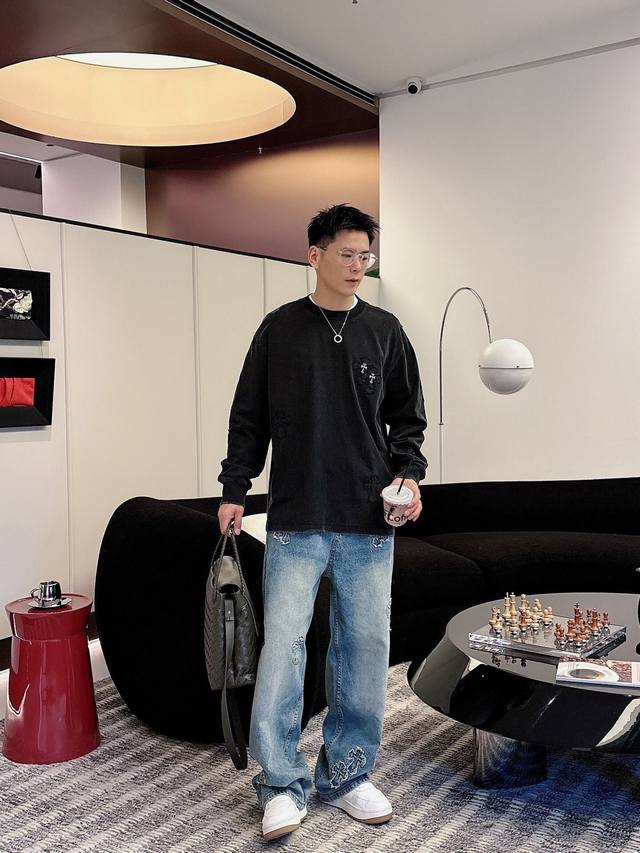 衣服 克罗心新款 立体贴布秀Logo外套。全衣采用定织重磅牛仔面料，独立五金开模成衣重工水洗，耐水性强耐磨性佳印刷暗花字母立体整体效果好。整体洗水后光泽度好，手