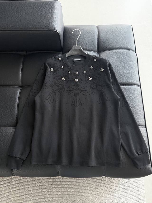 Ch克罗心 十字架马蹄克罗心梵文烧花 水洗磨破款长袖 质感纹路潮牌十足 原身布激光烧花贴布绣 字母精致刺绣 绝佳的爆款。 颜色:黑色 白色 码数:M-3Xl 款