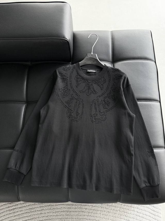 Ch克罗心 十字架马蹄克罗心梵文烧花 水洗磨破款长袖 质感纹路潮牌十足 原身布激光烧花贴布绣 字母精致刺绣 绝佳的爆款。 颜色:黑色 白色 码数:M-3Xl 款