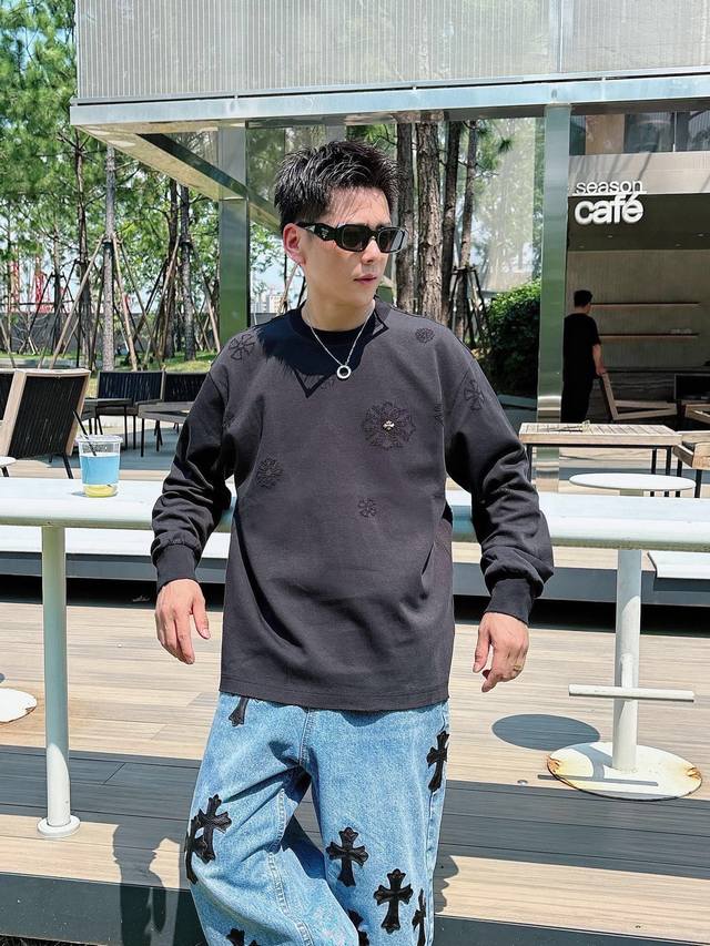 Ch克罗心 十字架马蹄克罗心梵文烧花 水洗磨破款长袖 质感纹路潮牌十足 原身布激光烧花贴布绣 字母精致刺绣 绝佳的爆款。 颜色:黑色 白色 码数:M-3Xl 款