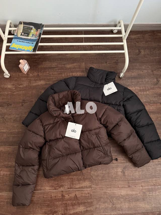 供 Alo Yoga 肯豆短款纯色立领棉服 选用小颗粒珍珠棉,水洗不成坨,蓬松度高,保暖性强,短款设计超显比例,小个子闭眼入,下摆定制抽绳,猪鼻扣,后背定制反光  供 Alo Yoga 肯豆短款纯色立领棉服 选用小颗粒珍珠棉,水洗不成坨,蓬松度高,保暖性强,短款设计超显比例,小个子闭眼入,下摆定制抽绳,猪鼻扣,后背定制反光