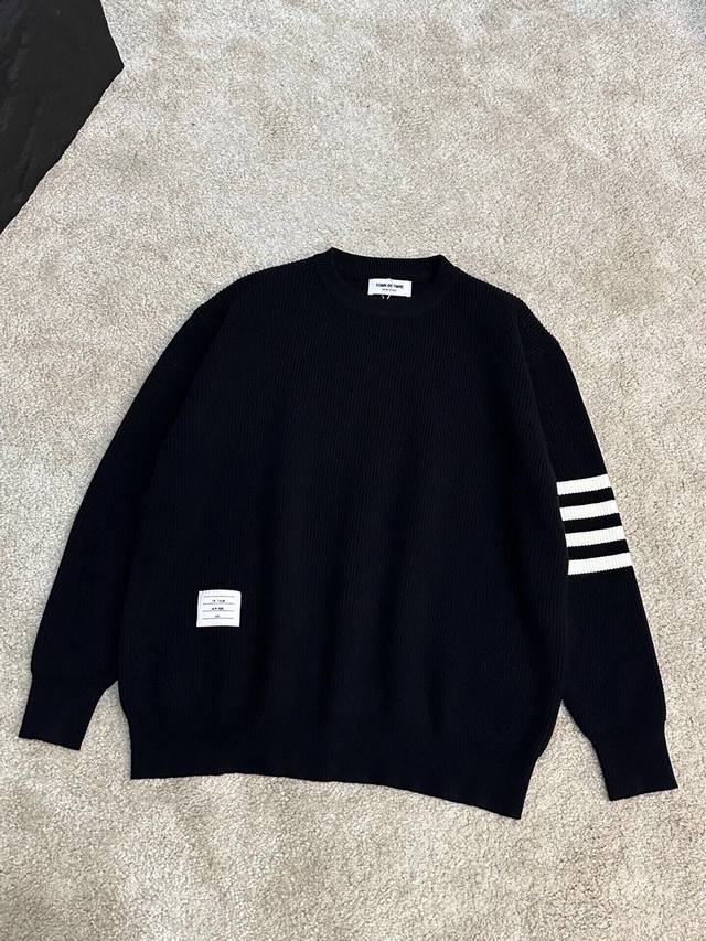 Tb 经典圆领套头毛衣 贴身舒适 修长脖颈线 精致耐看,经过多次打版进行改良,整体款式,舒适,亲肤,温和细腻,大方简洁,凸显气质 手臂处四杠条纹,打破单调感 带  Tb 经典圆领套头毛衣 贴身舒适 修长脖颈线 精致耐看,经过多次打版进行改良,整体款式,舒适,亲肤,温和细腻,大方简洁,凸显气质 手臂处四杠条纹,打破单调感 带