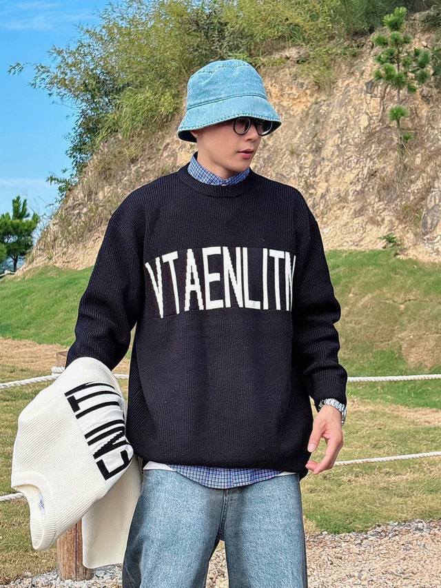 Vtaenlitn 高定款 Vtaenlitn 高定款华伦天奴秋冬 高级定制 都市风十足 经典简约大气针织毛衣；采用进口羊毛混纺面料 柔软细腻 随时随地都可以拿