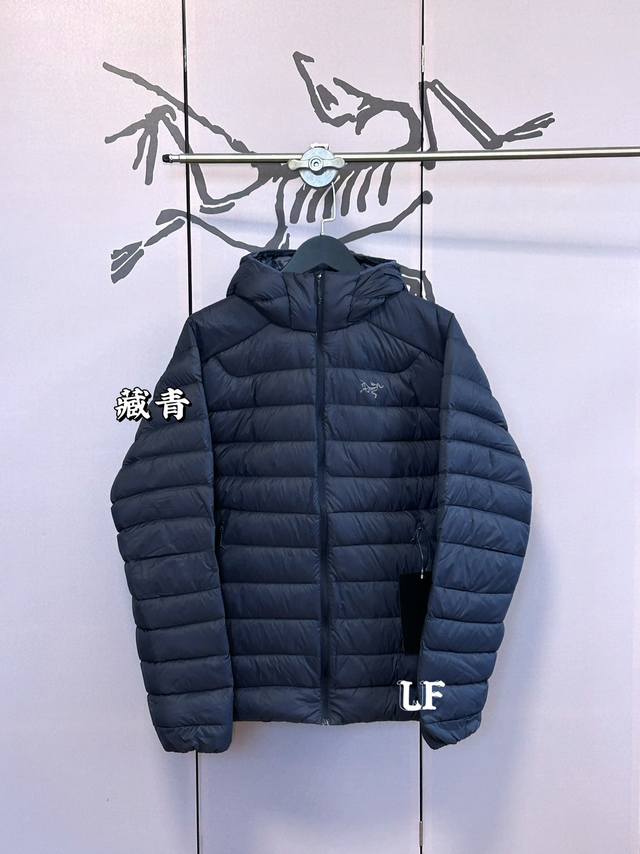 白鹅绒国标90！最高质量！ Arcteryx始祖鸟 Cerium 850蓬鹅绒纯色轻便防风保暖连帽羽绒服 连帽设计：头盔兼容式风帽，调节方便，提供出色的头部保护