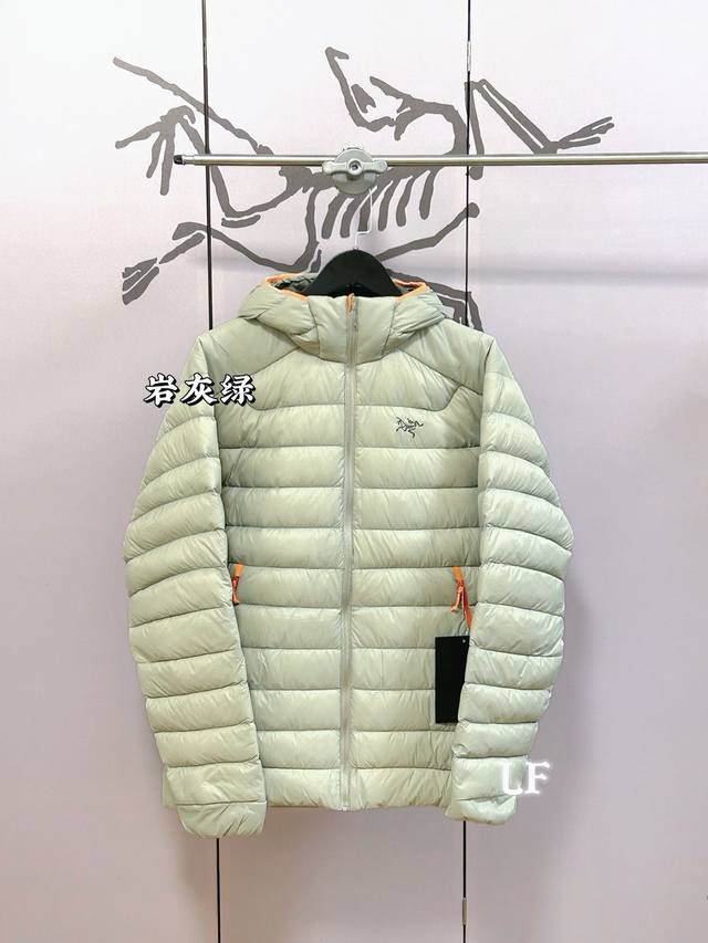 白鹅绒国标90！最高质量！ Arcteryx始祖鸟 Cerium 850蓬鹅绒纯色轻便防风保暖连帽羽绒服 连帽设计：头盔兼容式风帽，调节方便，提供出色的头部保护