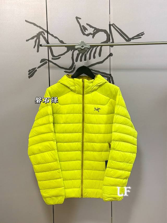 白鹅绒国标90！最高质量！ Arcteryx始祖鸟 Cerium 850蓬鹅绒纯色轻便防风保暖连帽羽绒服 连帽设计：头盔兼容式风帽，调节方便，提供出色的头部保护