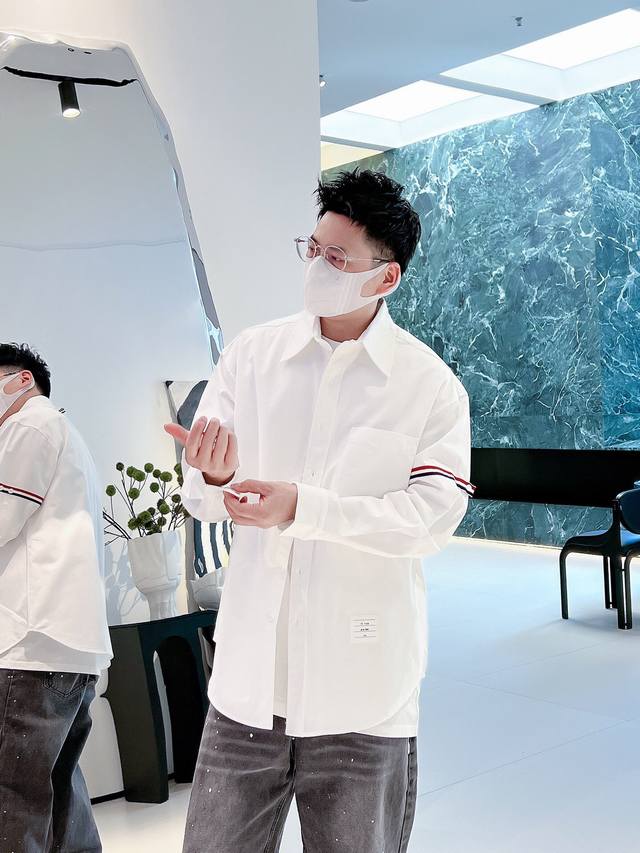 时尚经典Tb 爆款轻奢衬衫，可外搭。经典条纹，品质超赞专柜定制面料，高支高密，版型时尚前卫。明星同款，小红书推荐款 颜色：黑色 白色 M-3X