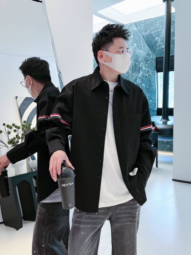 时尚经典Tb 爆款轻奢衬衫，可外搭。经典条纹，品质超赞专柜定制面料，高支高密，版型时尚前卫。明星同款，小红书推荐款 颜色：黑色 白色 M-3X