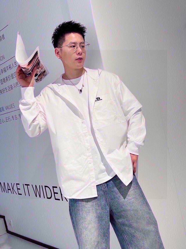 巴黎 新款衬衫假2件套 走秀款 独家定制原版面料 垂感超好不易褶皱 胸前Logo刺绣小标设计 细节走线完美无瑕疵 上身效果棒棒哒 百搭又不失时尚感 。男女同款。