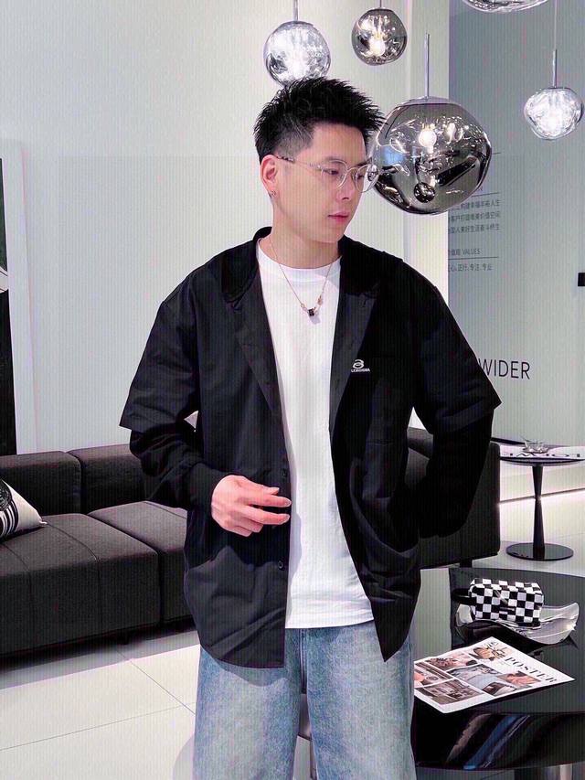 巴黎 新款衬衫假2件套 走秀款 独家定制原版面料 垂感超好不易褶皱 胸前Logo刺绣小标设计 细节走线完美无瑕疵 上身效果棒棒哒 百搭又不失时尚感 。男女同款。