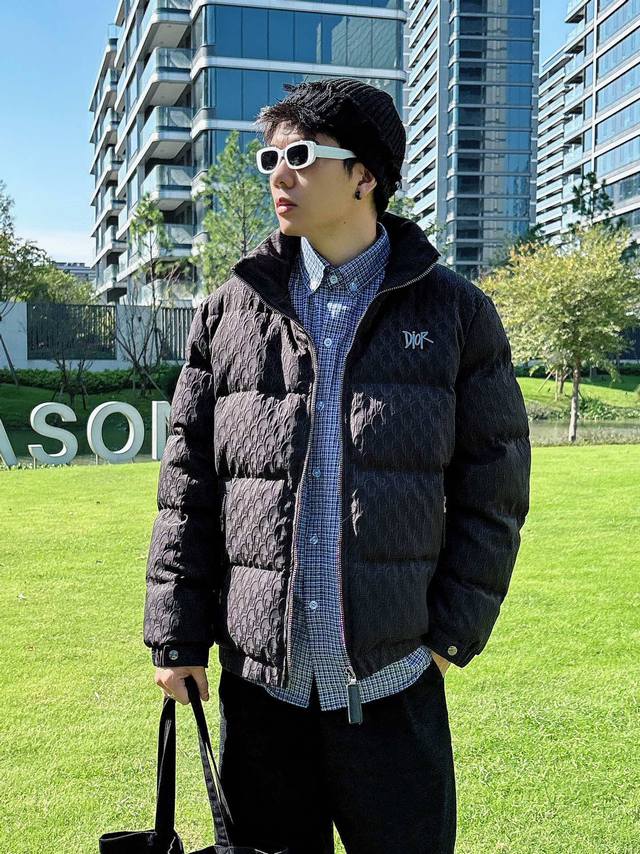 Drit 高定款 Fw新品 暗纹提花羽绒服。甄选优质科技聚纤维面料打造,采用独特的暗纹提花工艺,使面料在视觉上呈现出丰富的层次感和立体效果。选用最高90白鸭羽绒 Drit 高定款 Fw新品 暗纹提花羽绒服。甄选优质科技聚纤维面料打造,采用独特的暗纹提花工艺,使面料在视觉上呈现出丰富的层次感和立体效果。选用最高90白鸭羽绒