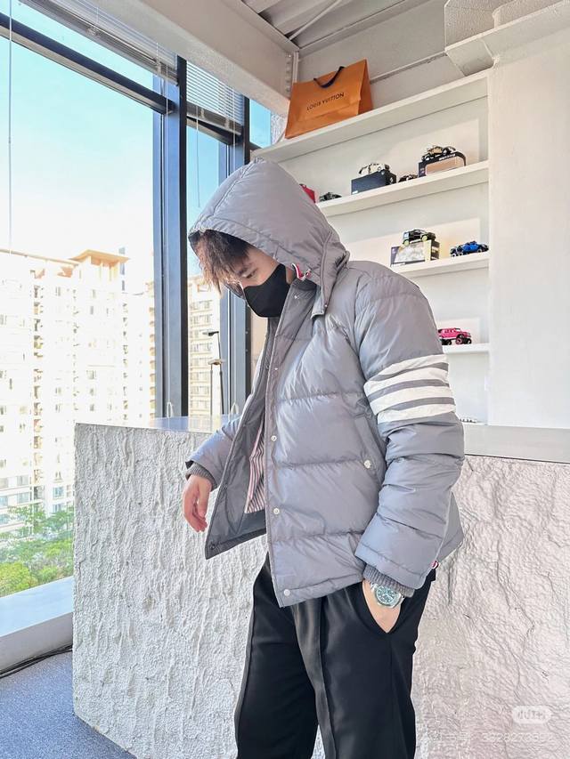 Thombrowne经典四杠棒球领连帽保暖白鸭绒休闲男士羽绒服 8837 90白鸭绒,经典四道杠,保暖又高颜值的一款!四道杠太有辩识度了,随性男人风度。这款羽绒 Thombrowne经典四杠棒球领连帽保暖白鸭绒休闲男士羽绒服 8837 90白鸭绒,经典四道杠,保暖又高颜值的一款!四道杠太有辩识度了,随性男人风度。这款羽绒