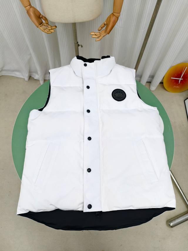 4151M款 高版本 Canada Goose加拿大鹅Carson马甲 。内里填充白鸭绒，蓬松度极高。拉绒针织衬里的衣领，更添舒适，长及臀部上方，背侧加长设计，