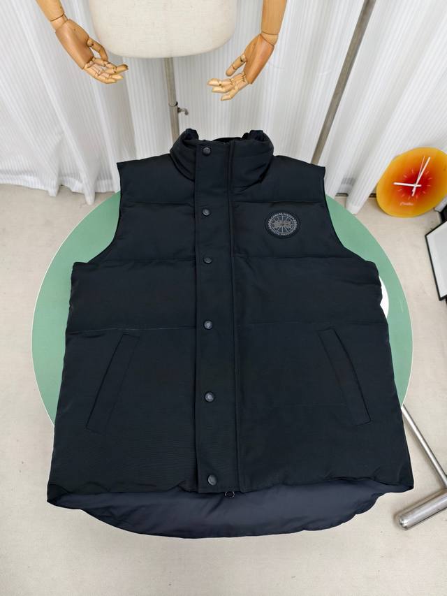 4151M款 高版本 Canada Goose加拿大鹅Carson马甲 。内里填充白鸭绒，蓬松度极高。拉绒针织衬里的衣领，更添舒适，长及臀部上方，背侧加长设计，