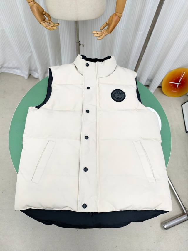 4151M款 高版本 Canada Goose加拿大鹅Carson马甲 。内里填充白鸭绒，蓬松度极高。拉绒针织衬里的衣领，更添舒适，长及臀部上方，背侧加长设计，