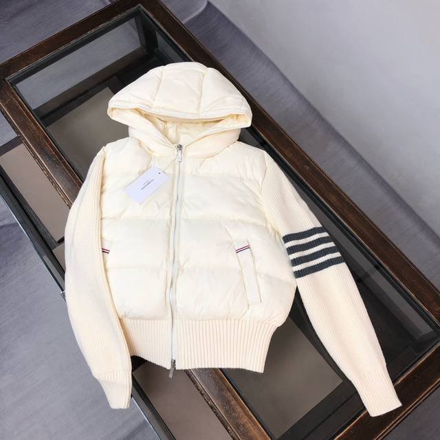 Tb25Fw女士短款针织 Thom Brownettb家针织拼接四条杠 连帽帽90白鸭绒羽绒服女款休闲学院风 越简单就越好看 简约基础的版型 衣身整体采用横向压