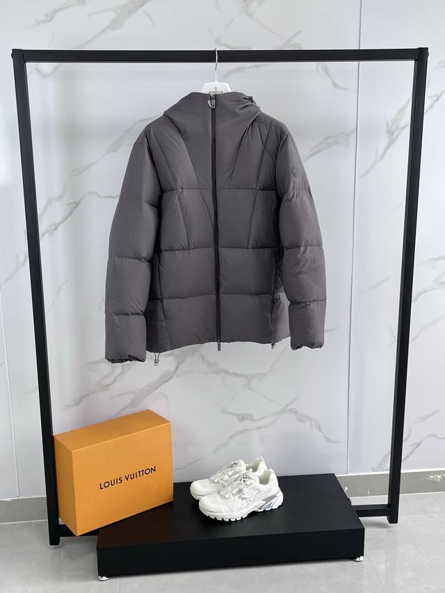 2025冬季新款Fusain短款羽绒夹克设计灵感源自惊险刺激的赛车运动，与赛车手制服的立体剪裁和动感结构相呼应。以菱格绗缝构筑保暖壁垒，轻量面料却藏满蓬松暖意。