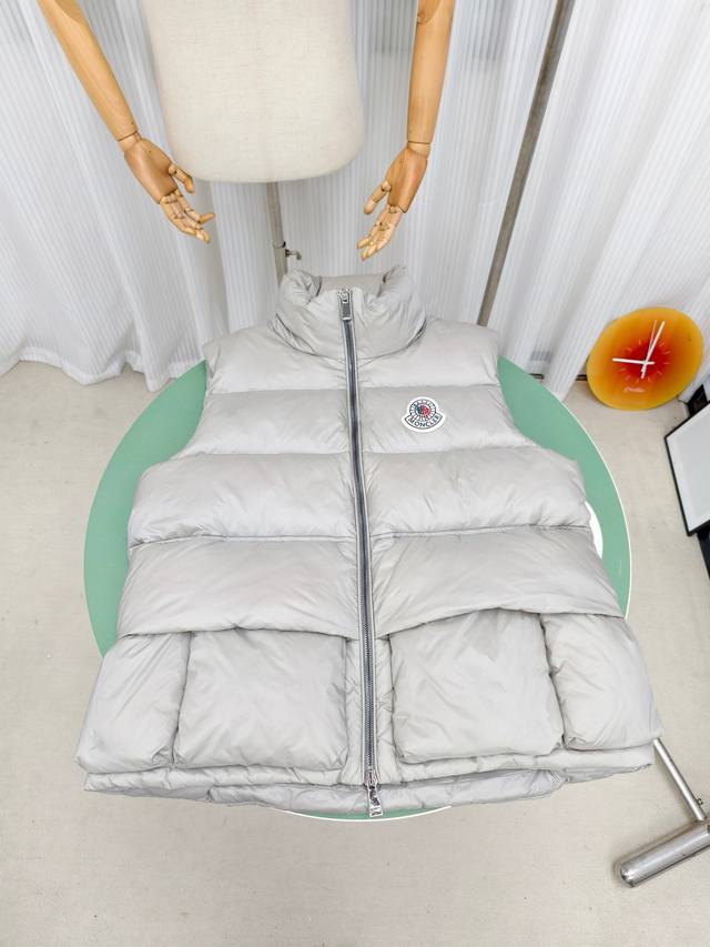 天梯恐龙马甲 Monerx Cistopher Raxxy 瑞希联名羽绒~用编织结构做整体采用立体绗缝工艺 只有原厂的轻质抗撕裂面料才能经得起这样的折腾阶梯段的