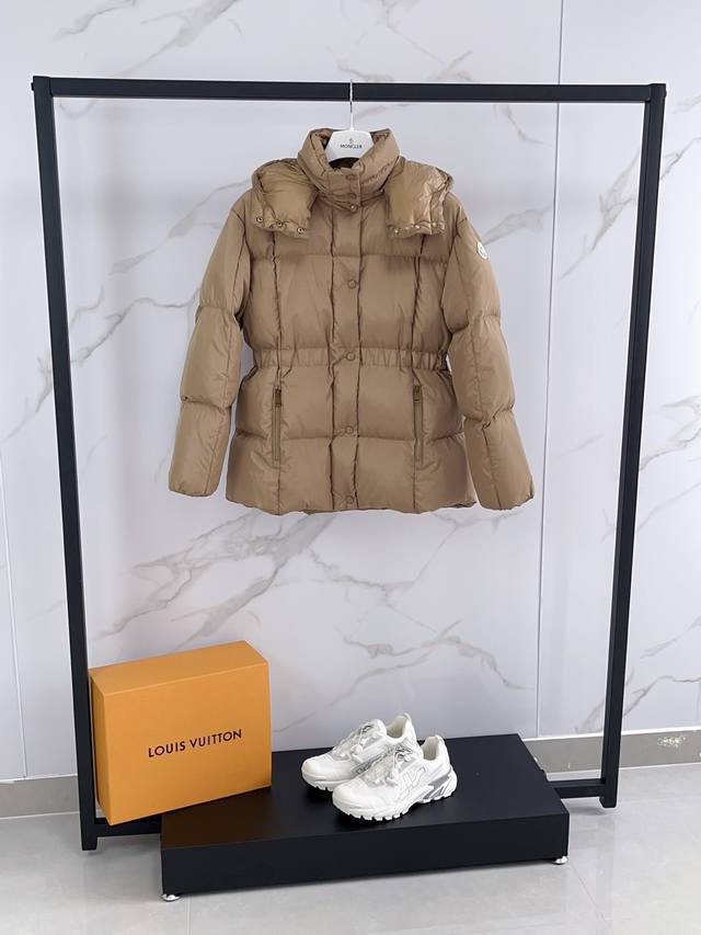 25Moncler盟可睐 新品 Agneux收腰黑金连帽短款羽绒服女款夹克外套，Agneux羽绒夹克融合保护性面料与精美纹理。短款版型，采用功能性尼龙面料制成，