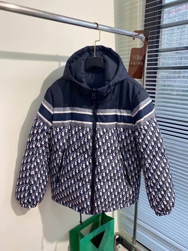 最高版本 一眼种草Cd限量款经典老花双面羽绒服，罕见双面风格设计，经典品牌元素刻画，常青款时髦双面羽绒外套诠释Cd的风情魅力体验。男女同款。